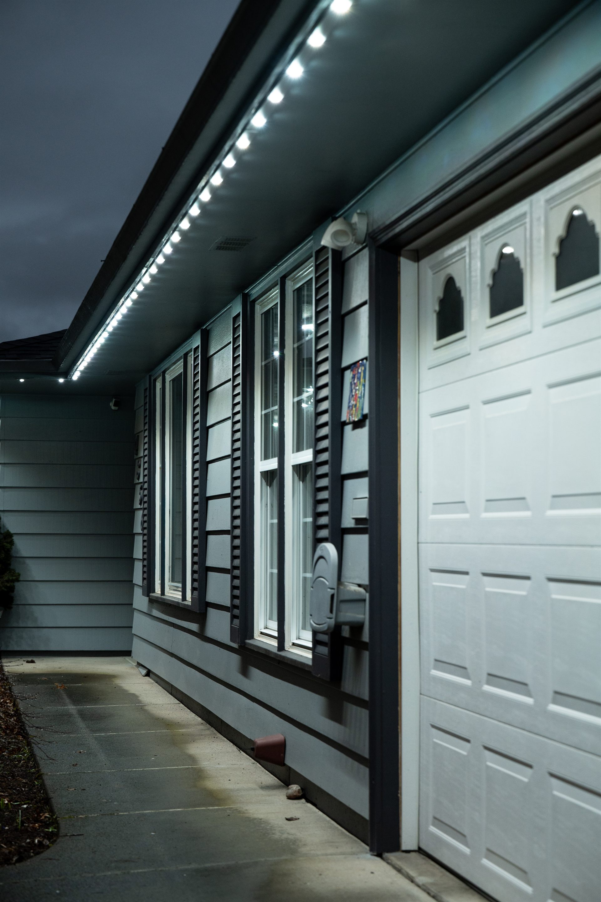 Side angle LED house